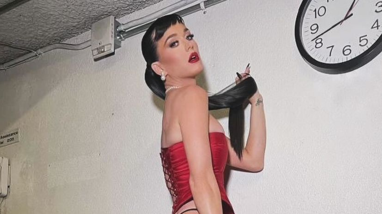 Katy Perry aparece com nova tendência no tapete vermelho Lorena Bueri