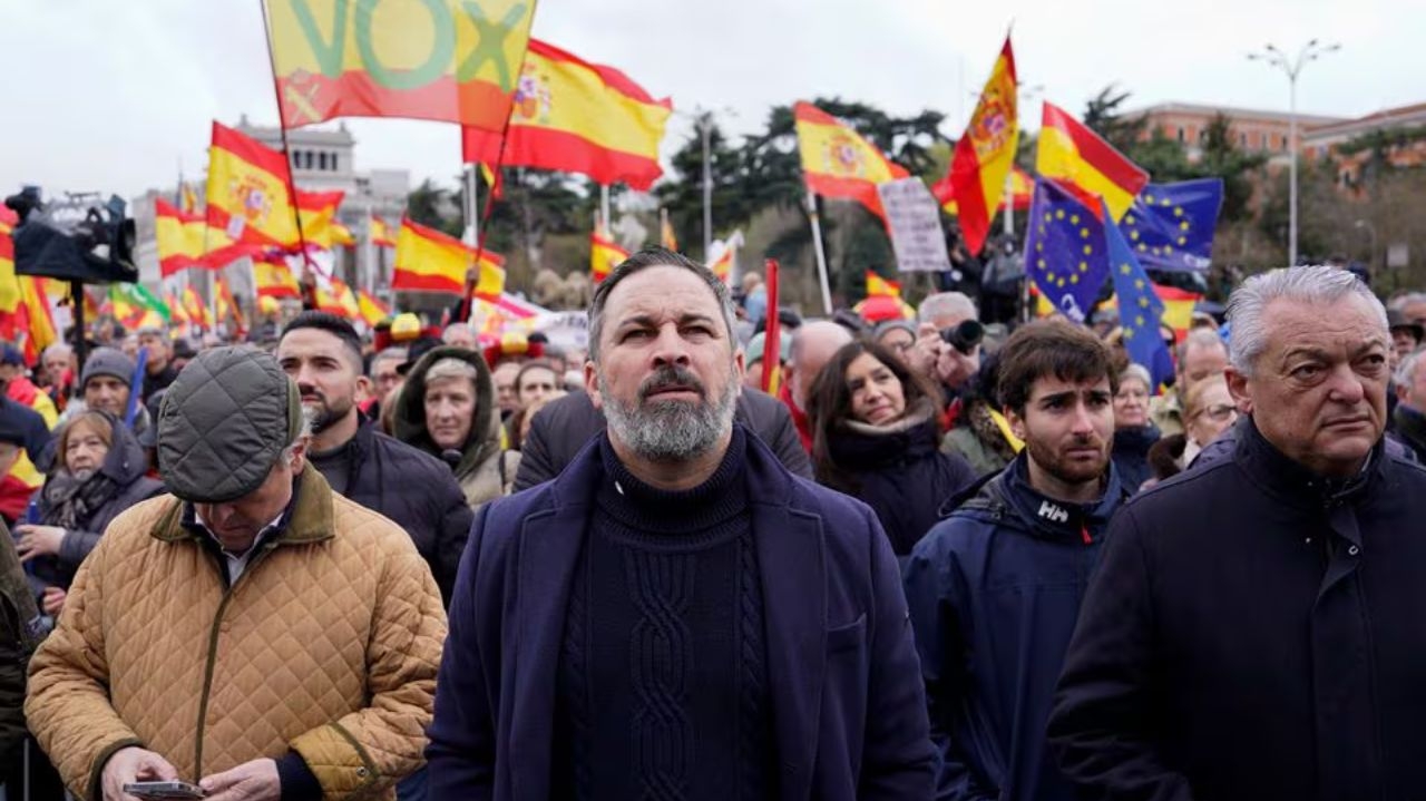 Manifestantes ocupam ruas de Madrid em protesto contra lei de anistia da Catalunha Lorena Bueri