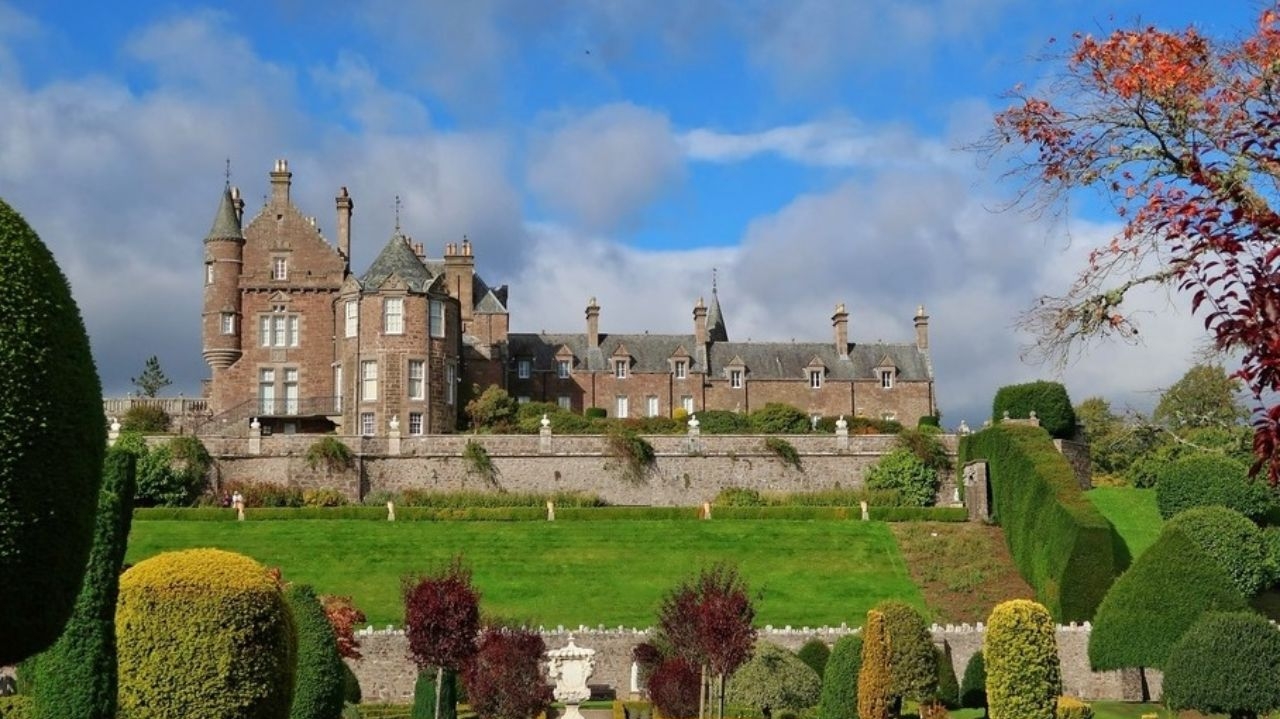 Dior revela que desfile clássico 'Cruise 2025' será sediada em castelo na Escócia Lorena Bueri