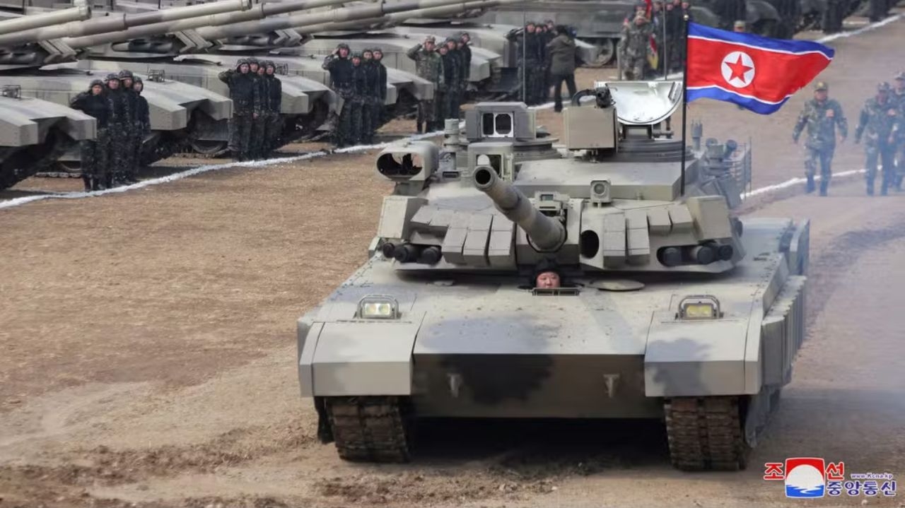 Kim Jong-un testa novo tanque militar da Coreia do Norte Lorena Bueri