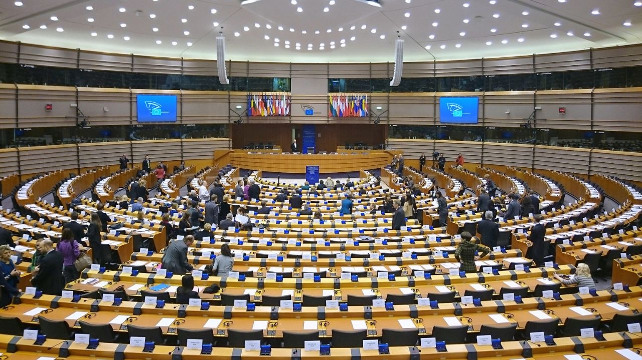 Parlamento europeu pressiona big techs sobre plano de ação contra uso de IA Lorena Bueri