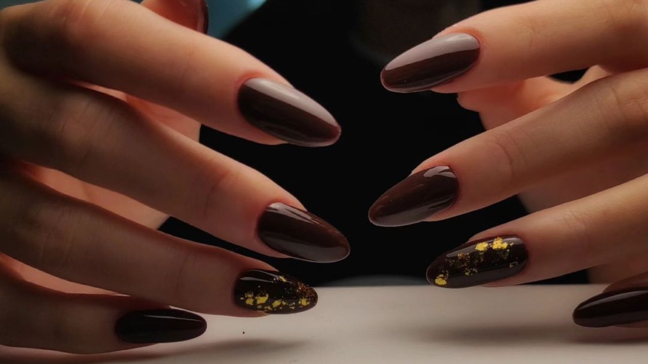 Confira inspirações de unhas marrons para este outono Lorena Bueri