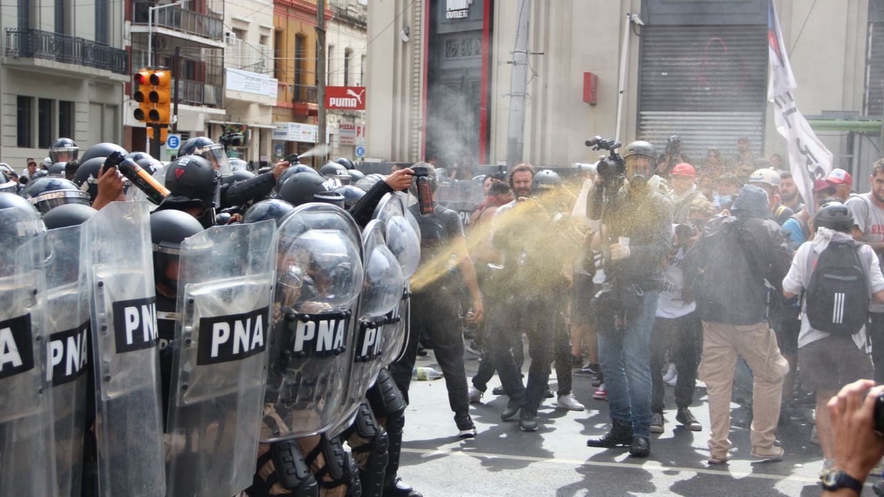 Manifestantes entram em confronto com policiais ao tentarem entrar em Buenos Aires Lorena Bueri