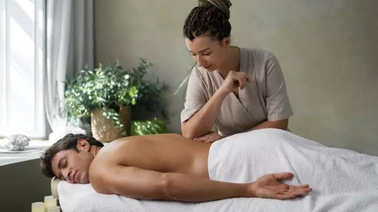 Quando realizar a massagem nuru e para quem é indicado? Lorena Bueri