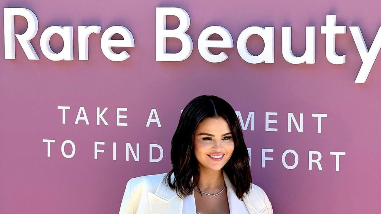 Selena Gomez tem alcance bilionário com marca “Rare Beauty” Lorena Bueri