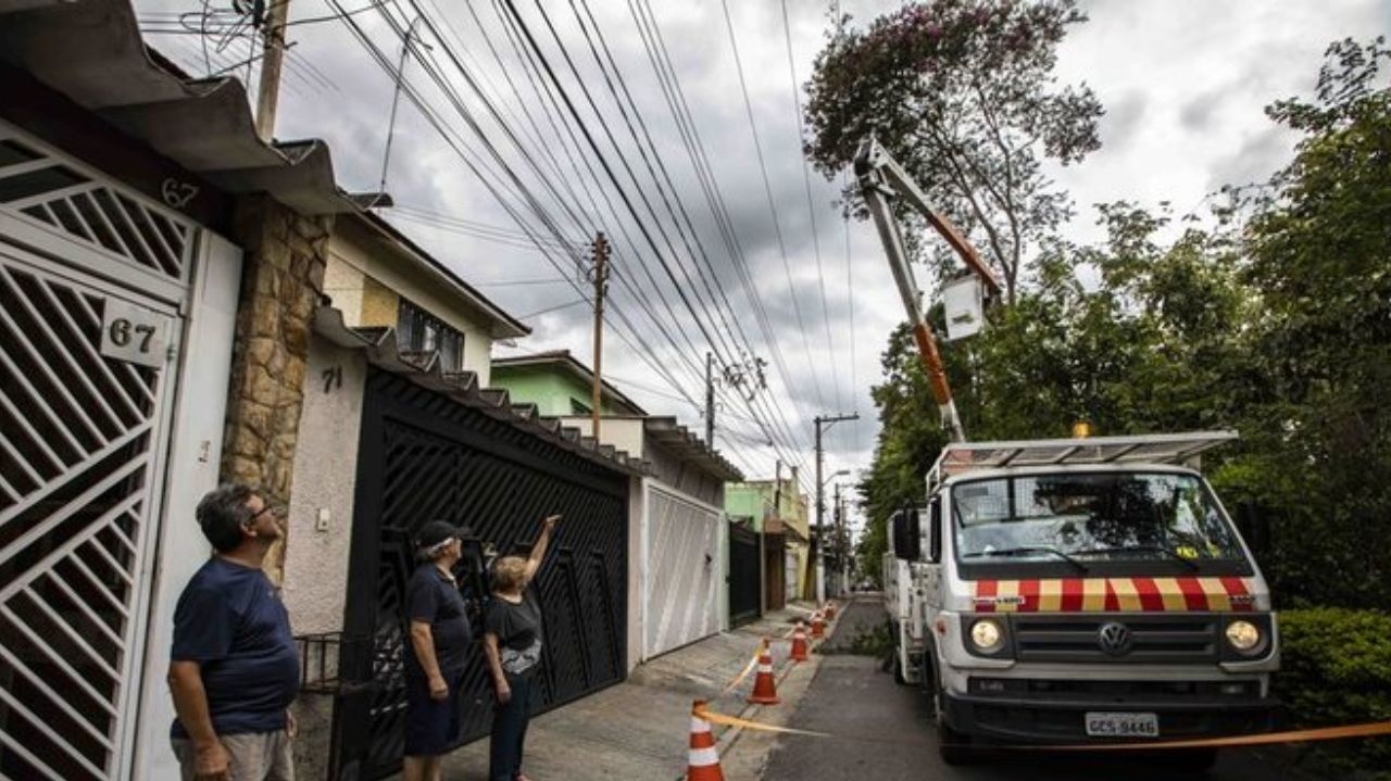 Moradores de SP relatam prejuízos após mais de 24 horas sem energia elétrica Lorena Bueri