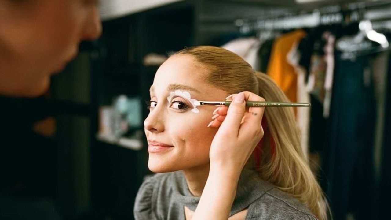 Com maquiagem exclusiva, Ariana Grande chama atenção em novo clipe Lorena Bueri