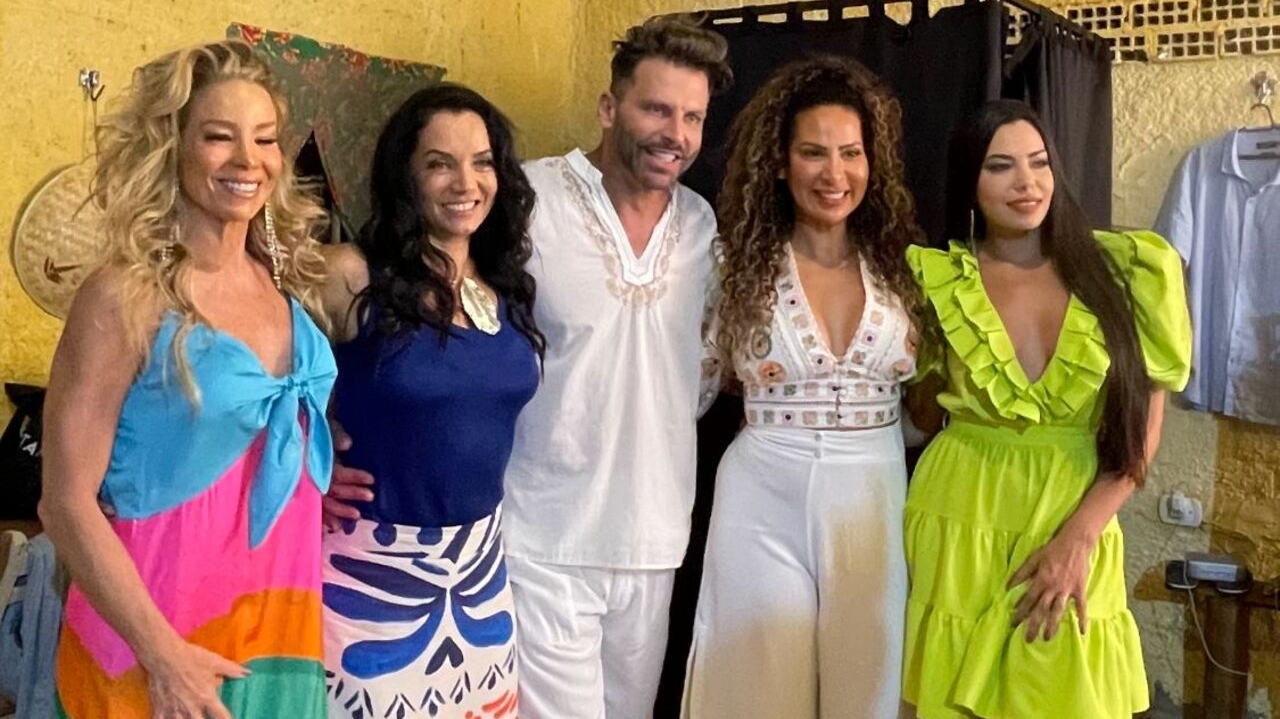 Danielle Winits, Henri Castelli, Mônica Carvalho e Jeniffer Setti posam nos bastidores de “Licença Para Enlouquecer” Lorena Bueri