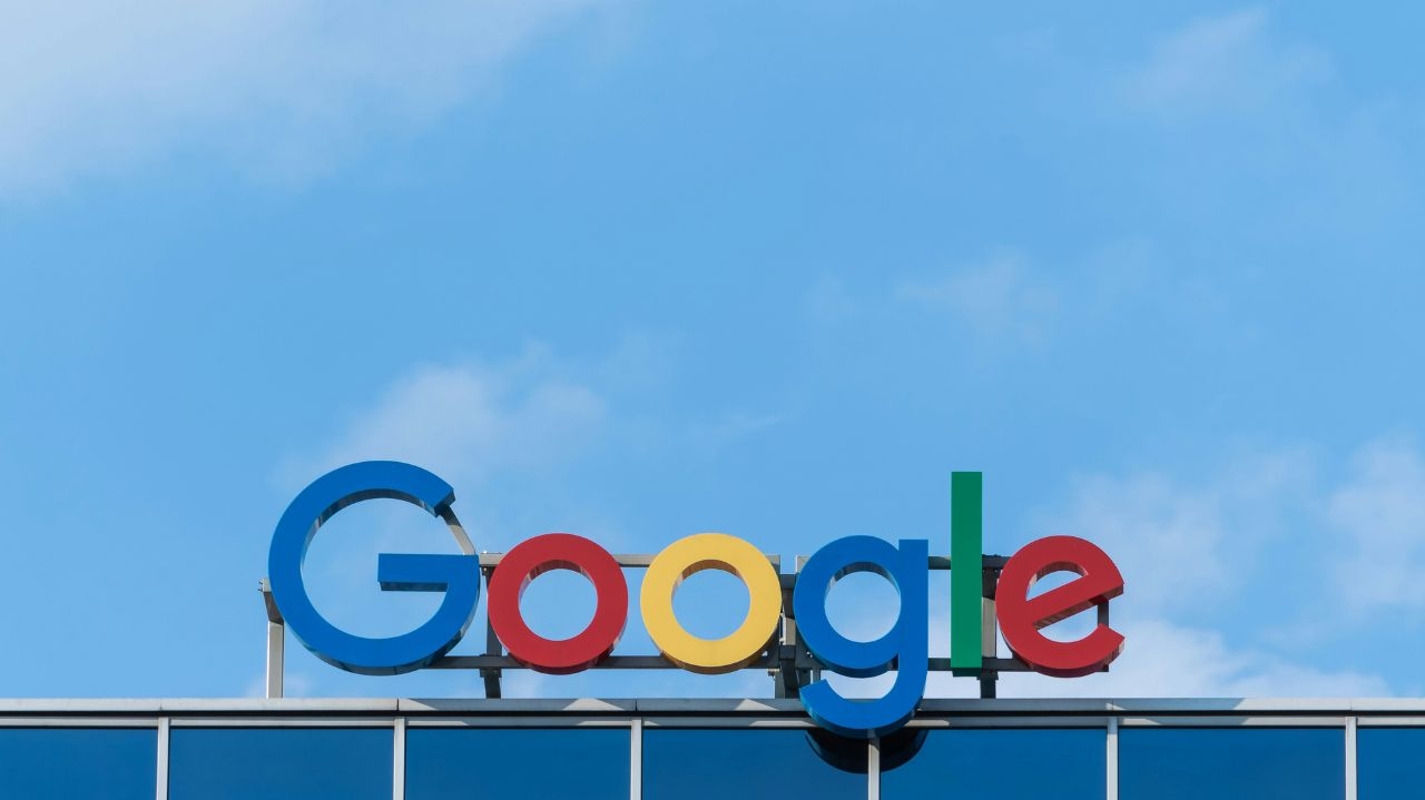 Estado francês multa o Google por uso indevido de notícias Lorena Bueri