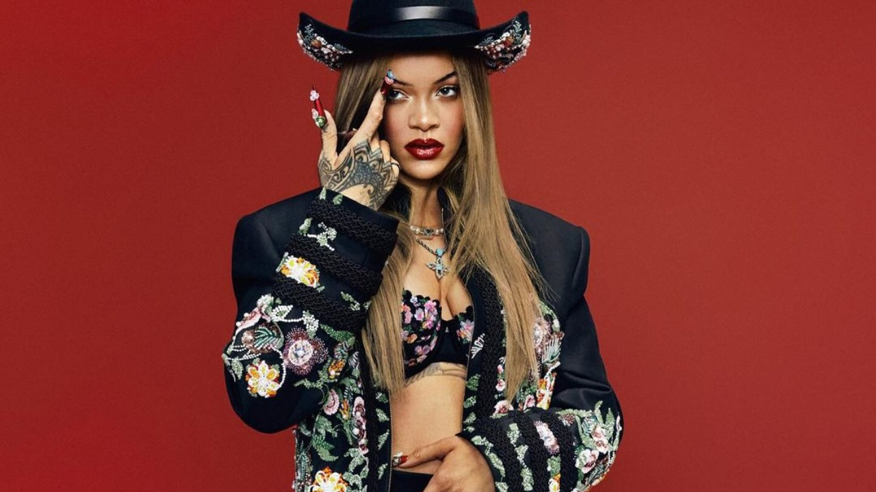 Rihanna é capa da Vogue China de abril e surpreende fãs Lorena Bueri
