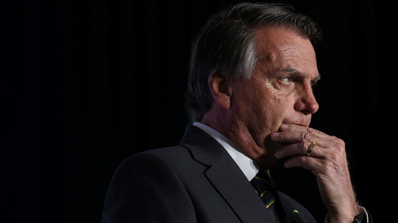 Bolsonaro questiona legalidade de dormir em embaixada após estadia na Hungria Lorena Bueri