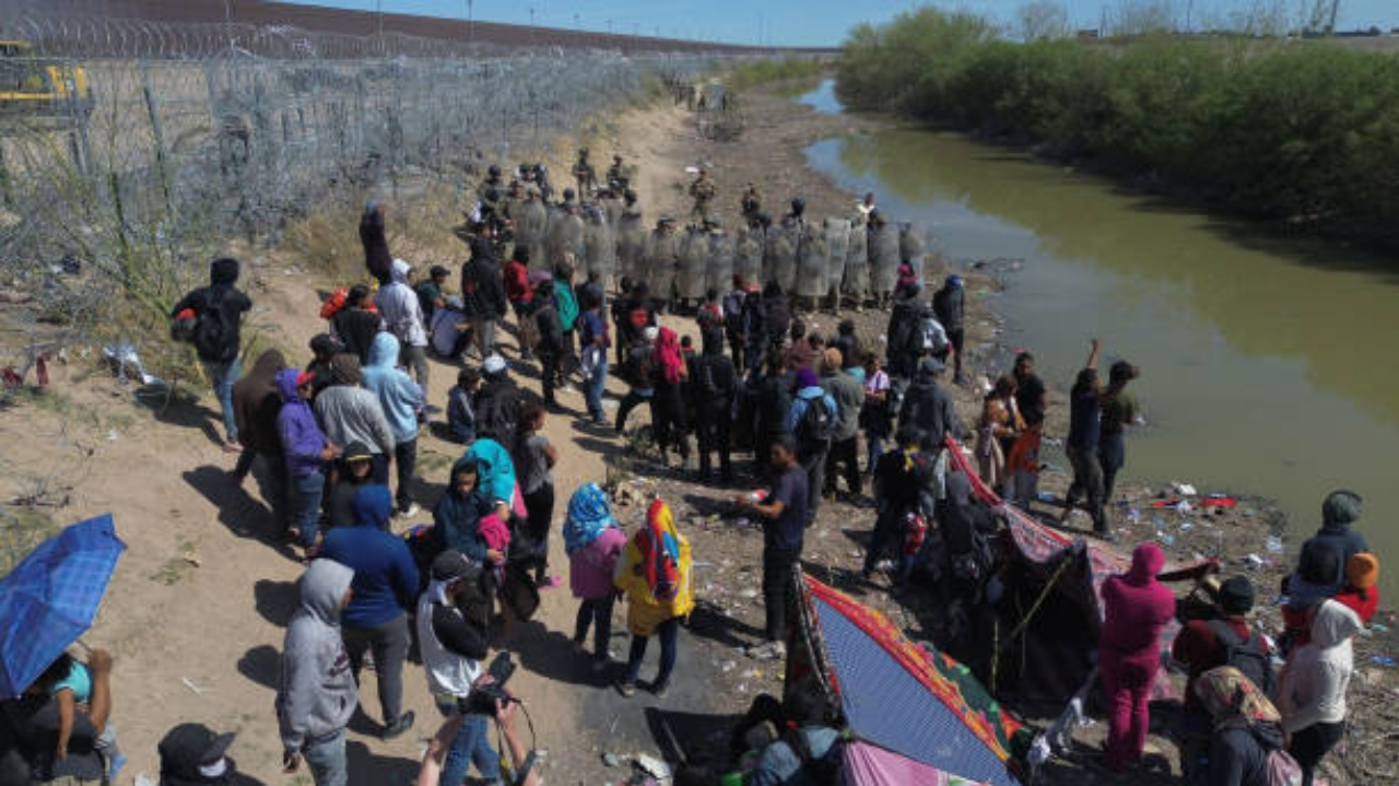 Lei do Texas que permitia expulsão de migrantes é suspensa novamente Lorena Bueri