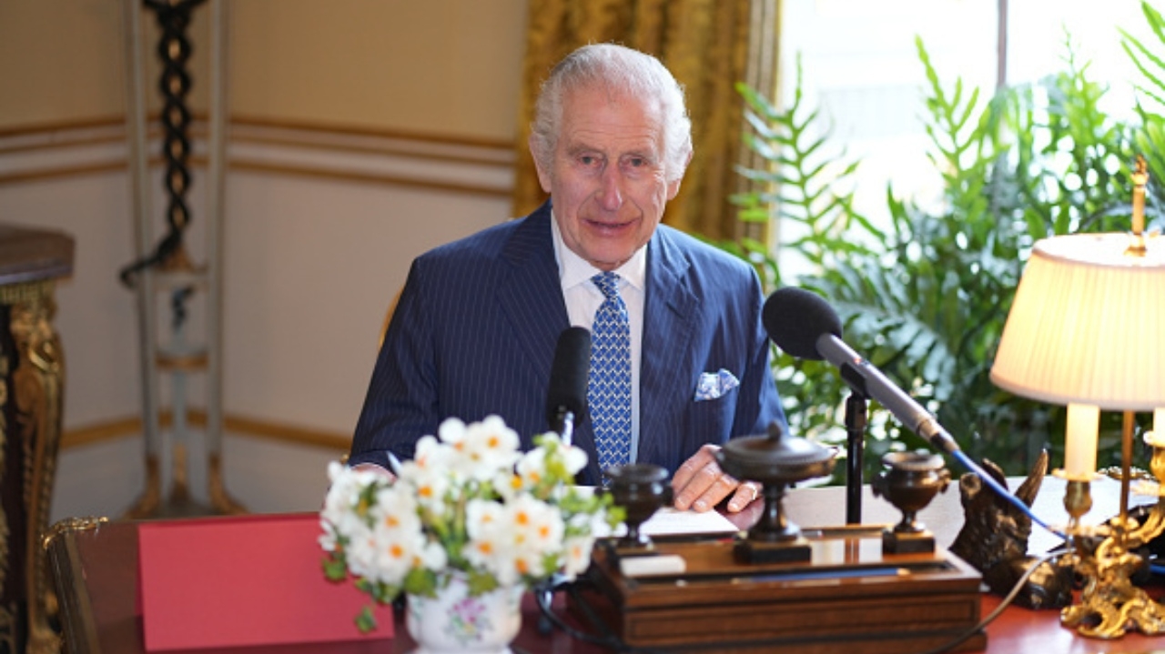 Rei Carles III grava vídeo com mensagem de Páscoa para a nação  Lorena Bueri