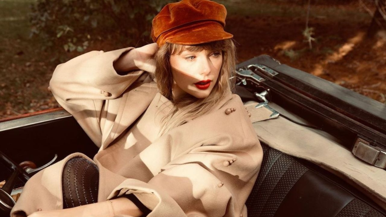 Taylor Swift surge com bolsa de grife francesa durante passeio Lorena Bueri