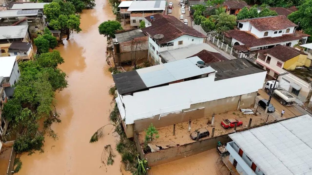 13 cidades do Espírito Santo sofrem com fortes chuvas e enchentes; dezenas de pessoas ficam desalojadas Lorena Bueri