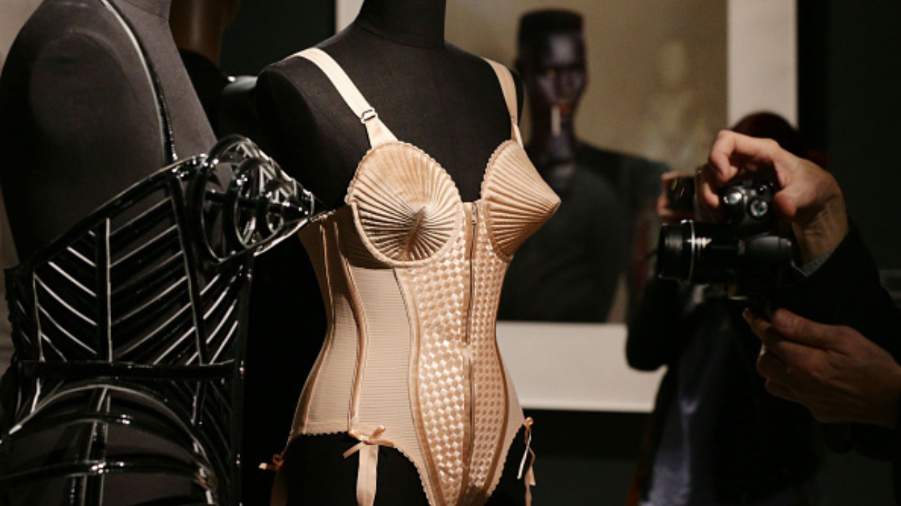 Entenda como o modelo corset continua em alta depois de séculos Lorena Bueri