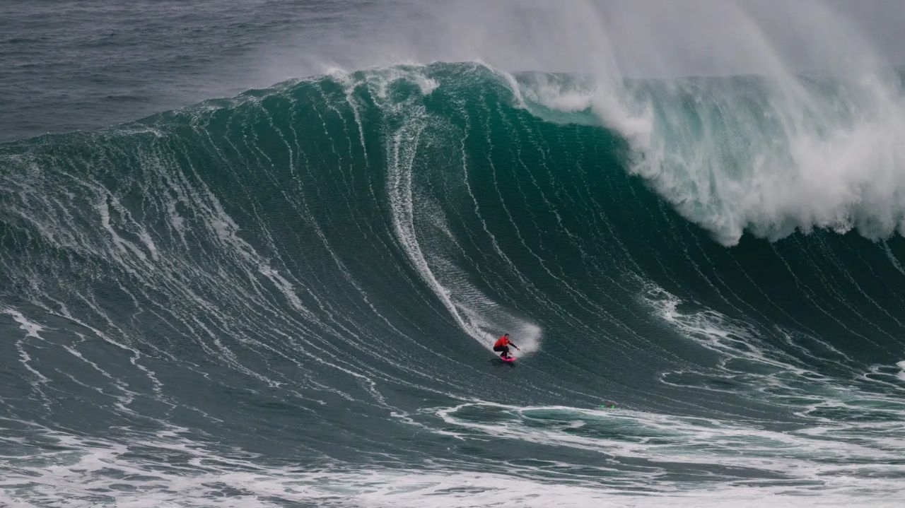 Brasileiro e alemão disputam quem surfou a maior onda em Nazaré, Portugal Lorena Bueri