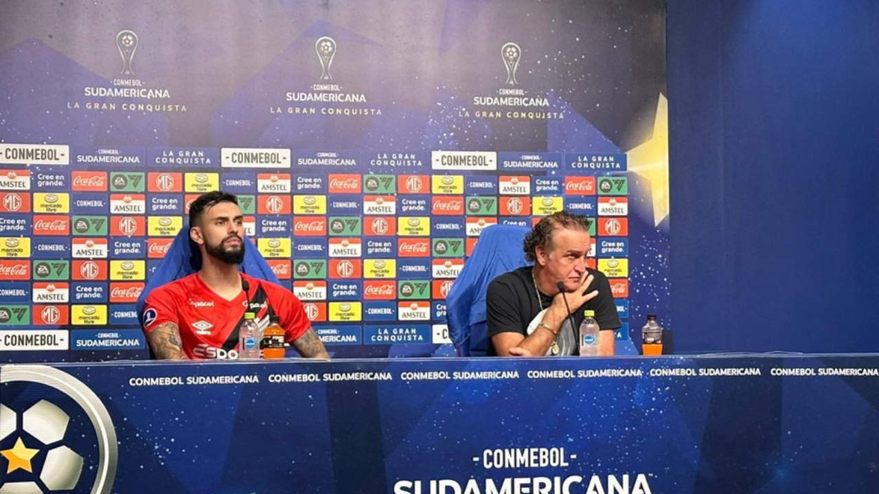 Cuca elogia 'grande jogo' do Athletico e explica opção por três zagueiros Lorena Bueri