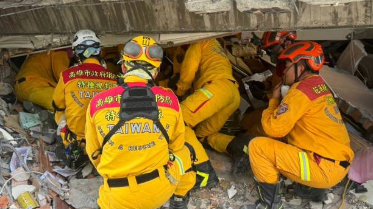 Equipes de resgate procuram sobreviventes após terremoto em Taiwan Lorena Bueri