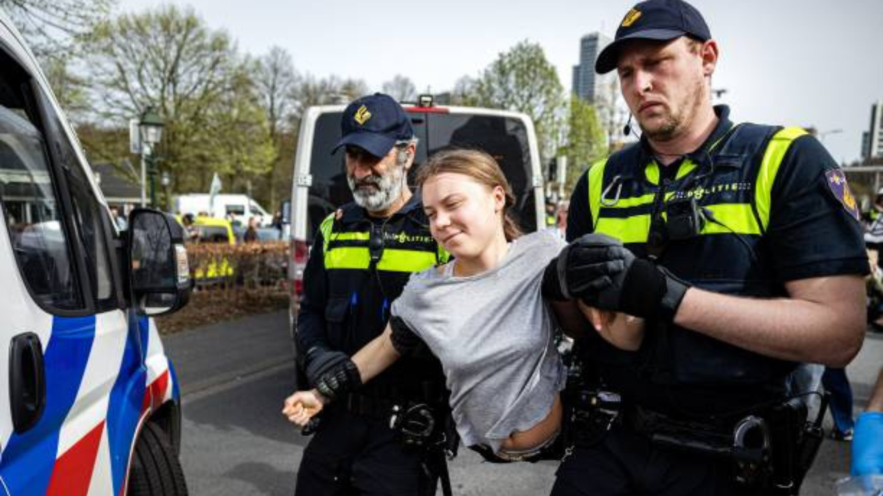 Polícia holandesa detém ativista Greta Thunberg durante protesto em Haia Lorena Bueri