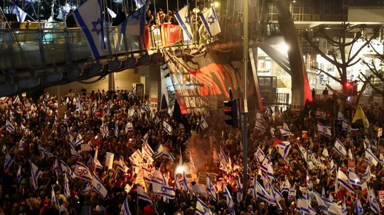 Milhares de israelenses protestam por libertação de reféns e a saída do Primeiro-Ministro Lorena Bueri