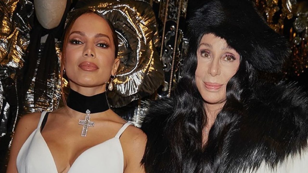 Anitta aparece em foto com Cher em evento de moda em Milão Lorena Bueri