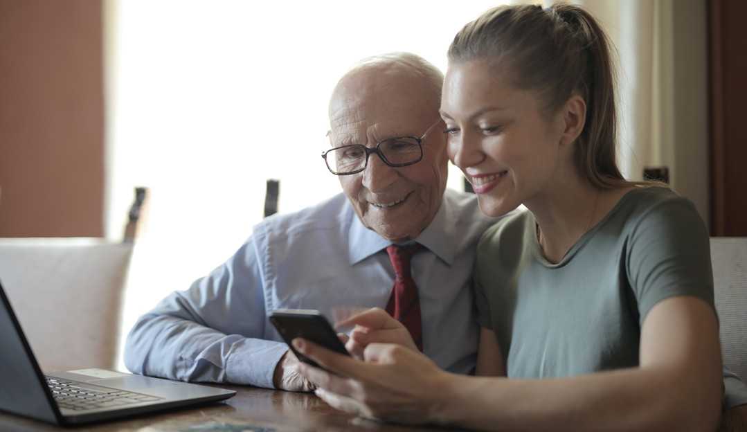 Curso gratuito ensinará idosos a utilizarem smartphones