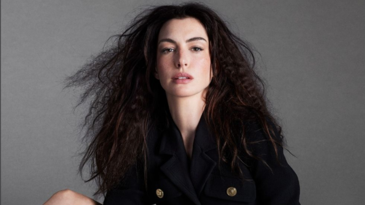 Anne Hathaway usa truque para dar volume ao cabelo em ensaio para a Versace Lorena Bueri