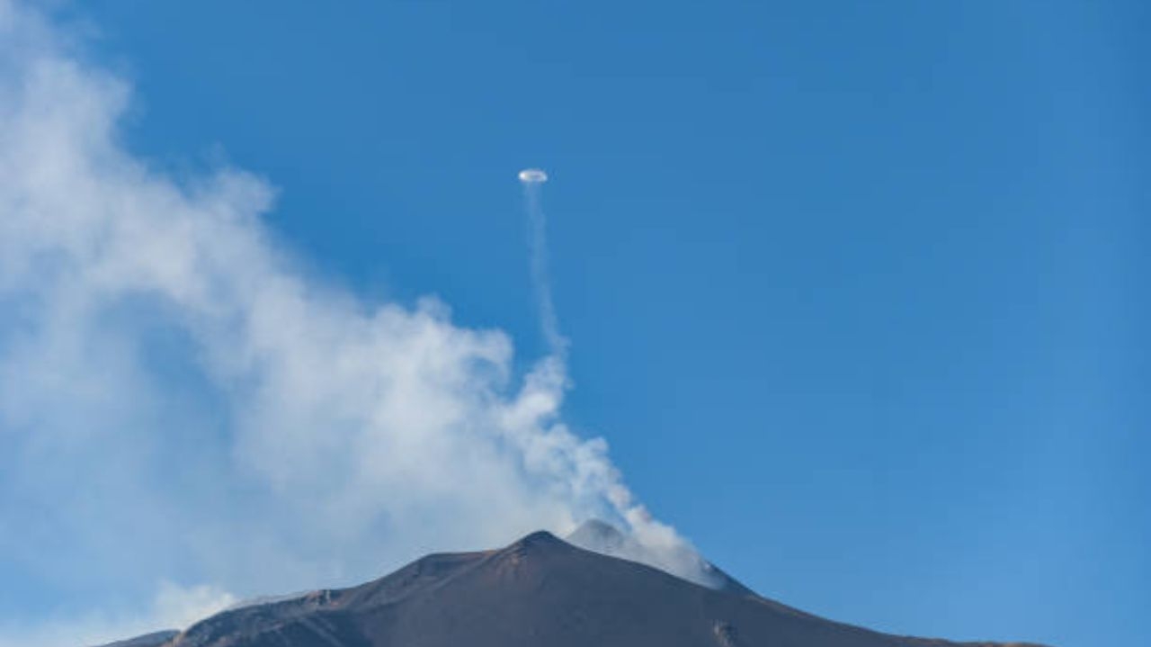 Vulcão Etna encanta com formação natural de anéis de fumaça Lorena Bueri