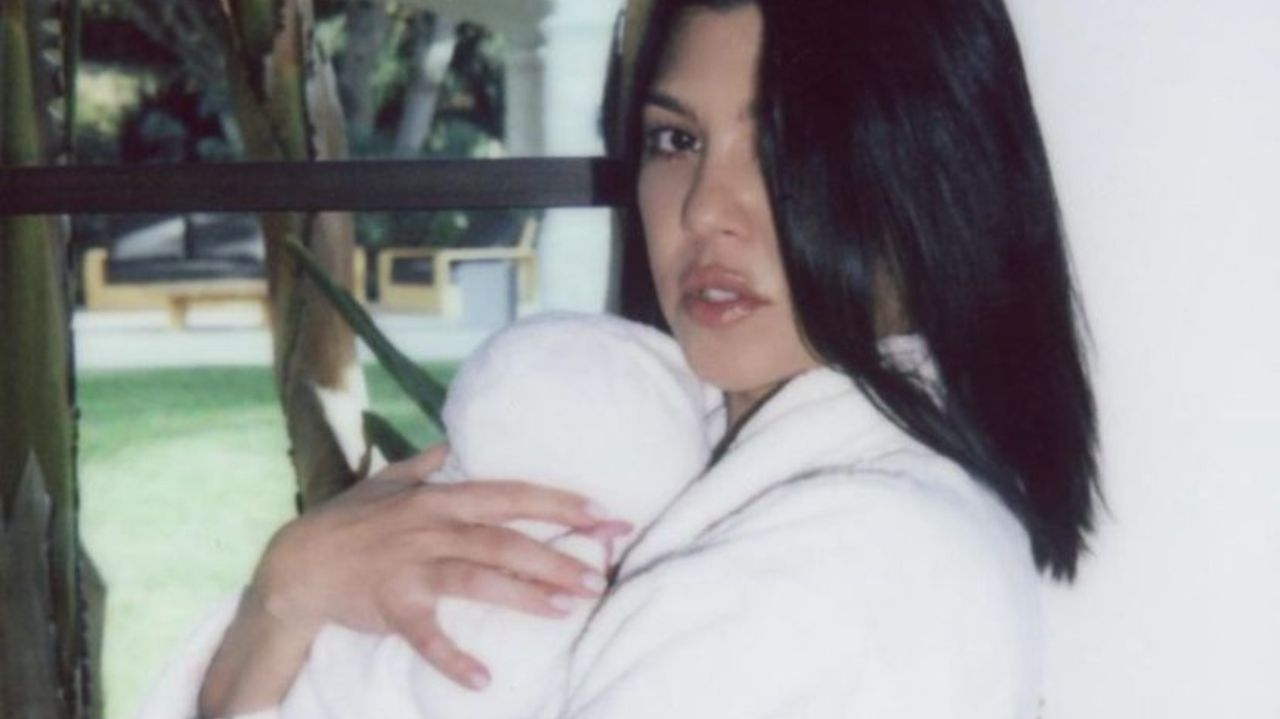 Kourtney Kardashian surpreende ao revelar que toma seu próprio leite materno Lorena Bueri
