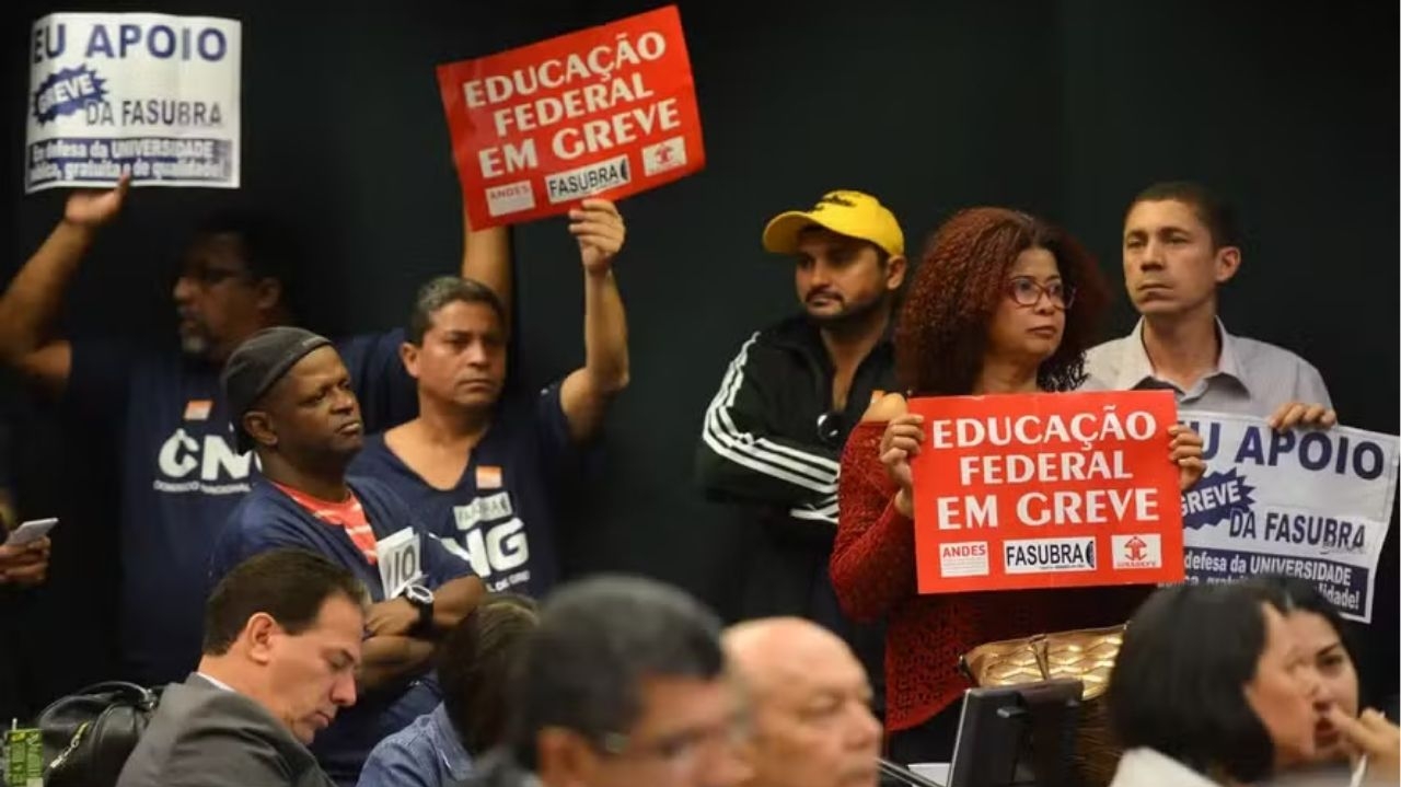 Mais de 60 instituições de ensino já aderiram à greve nacional pela reforma da educação Lorena Bueri