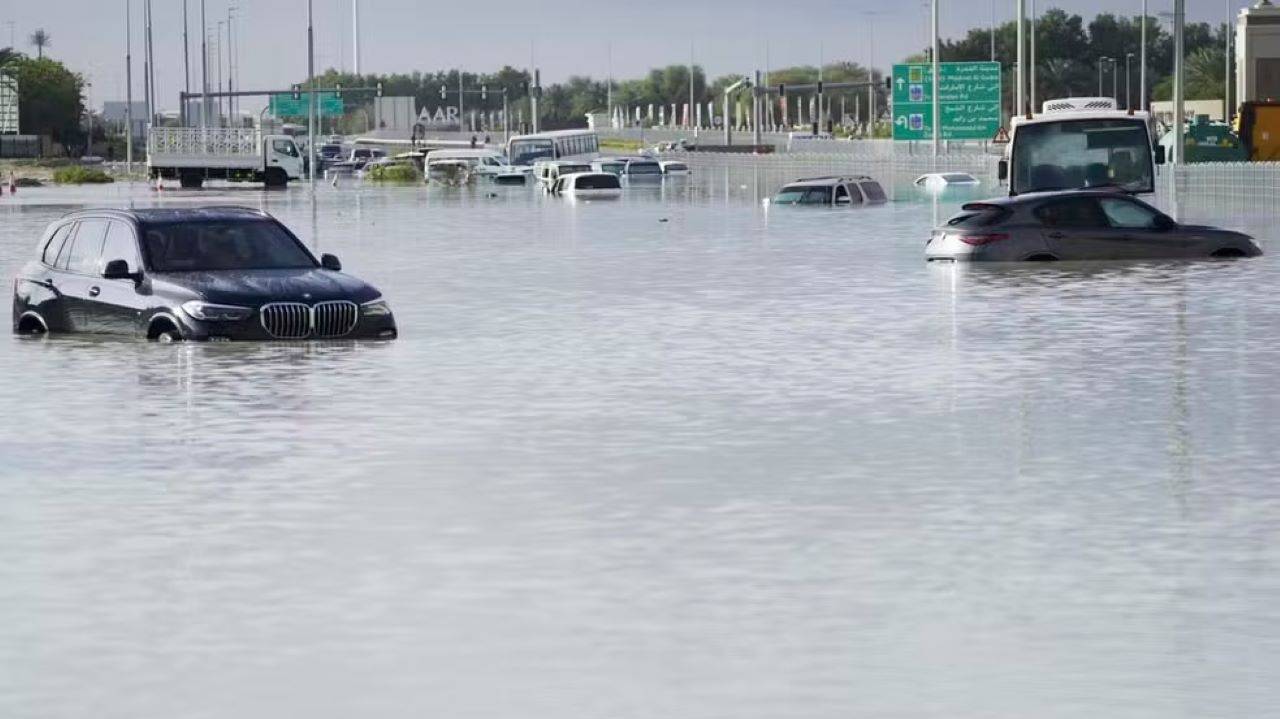 Dubai sofre depois de 48 horas de chuva intensa Lorena Bueri