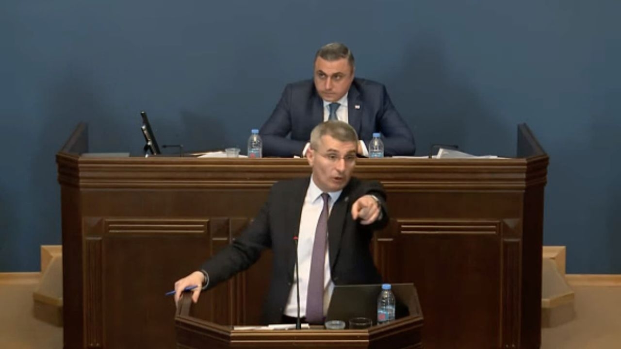 Deputados trocam socos e agressões no plenário da Georgia  Lorena Bueri