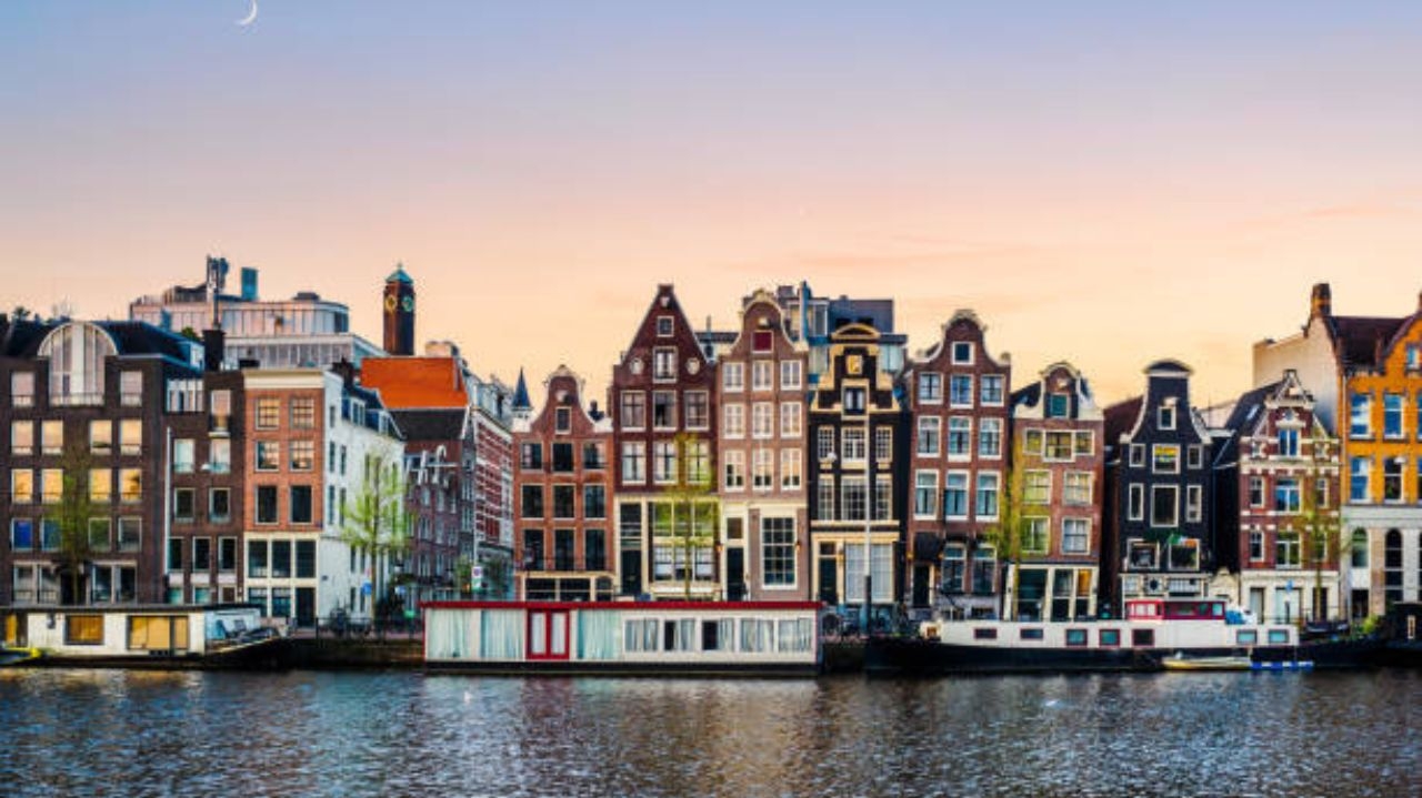 Amsterdã restringe a criação de novos hotéis para preservar a cidade do turismo em massa Lorena Bueri