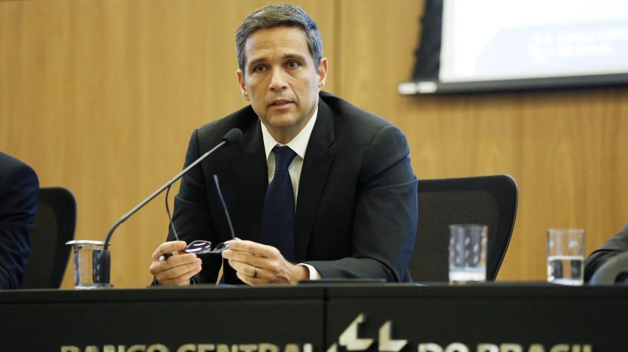 Campos Neto declara que o ritmo de cortes na Selic poderá diminuir Lorena Bueri