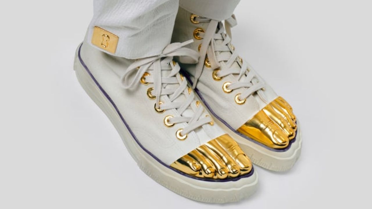 Schiaparelli lança sneaker dourado por R$ 13 mil
