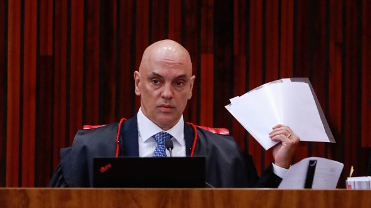 Moraes arquiva ação contra Bolsonaro que investigava estadia em embaixada Lorena Bueri