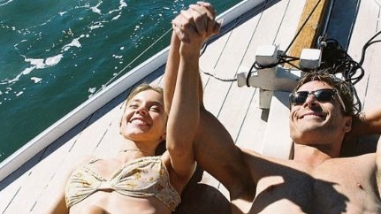 Protagonistas do filme 'Todos Menos Você' revelam especulações de romance entre os dois Lorena Bueri