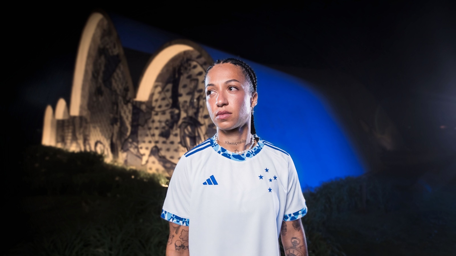 Cruzeiro revela novo uniforme branco que homenageia a Pampulha Lorena Bueri