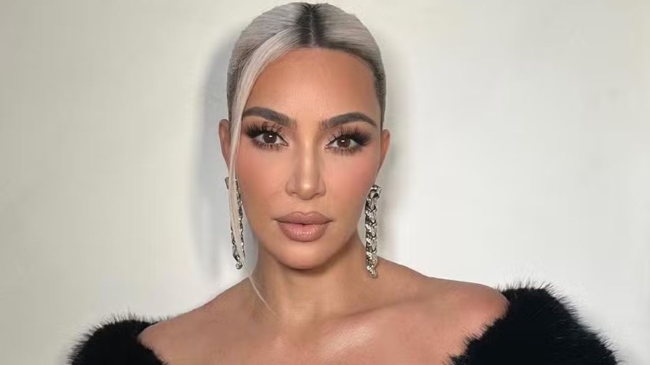 Kim Kardashian muda visual e aparece platinada nas redes sociais  Lorena Bueri