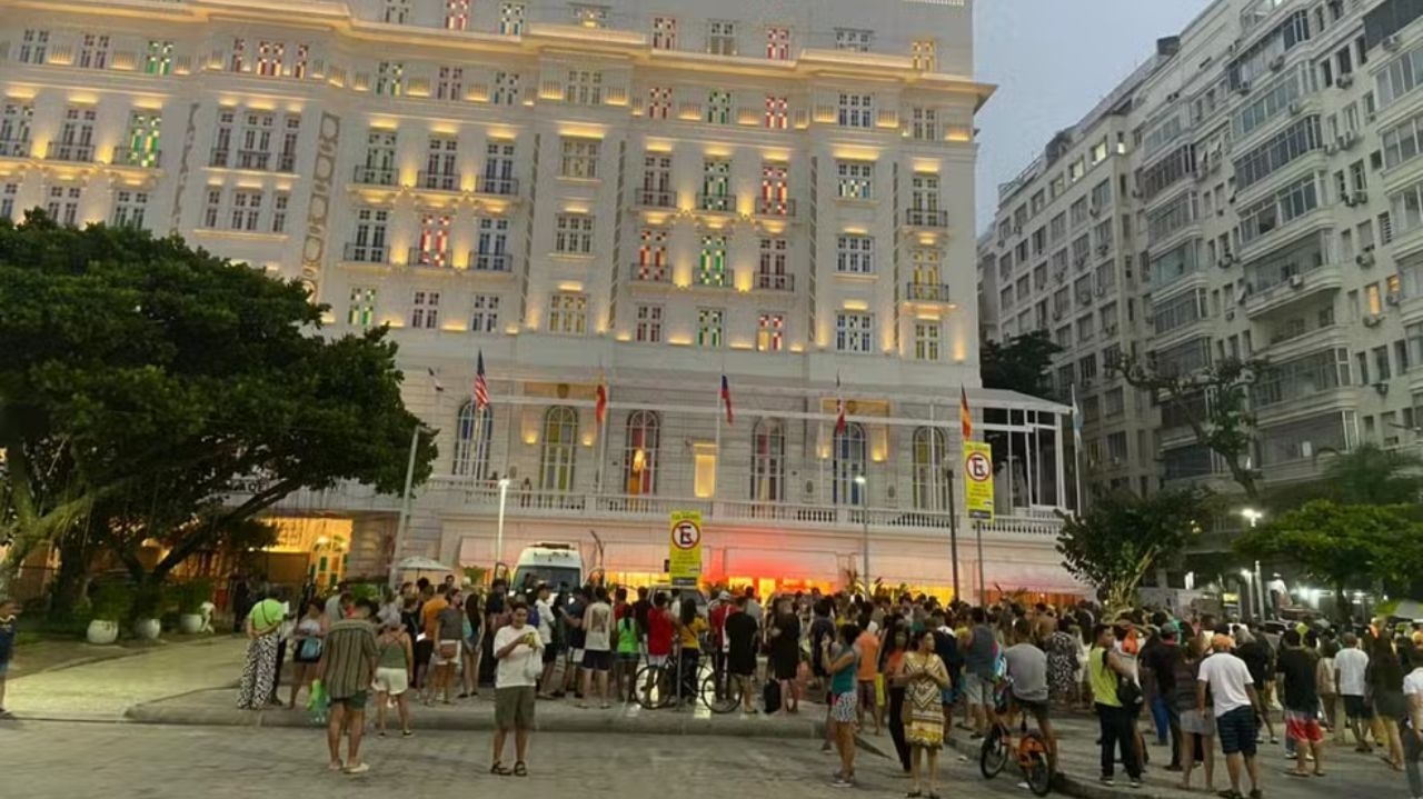 Fãs se concentram em frente ao Hotel Copacabana Palace para ver Madonna Lorena Bueri