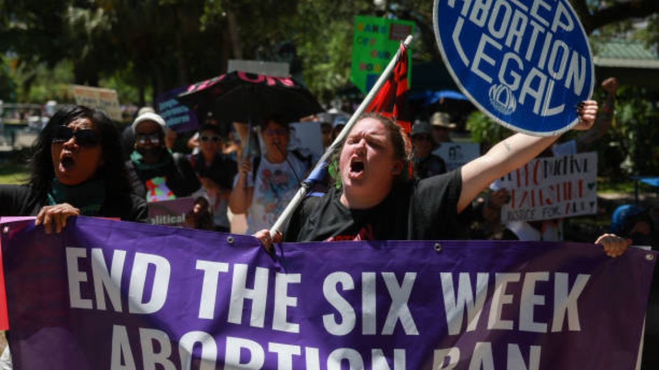 Flórida restringe aborto a partir da sexta semana de gestação Lorena Bueri