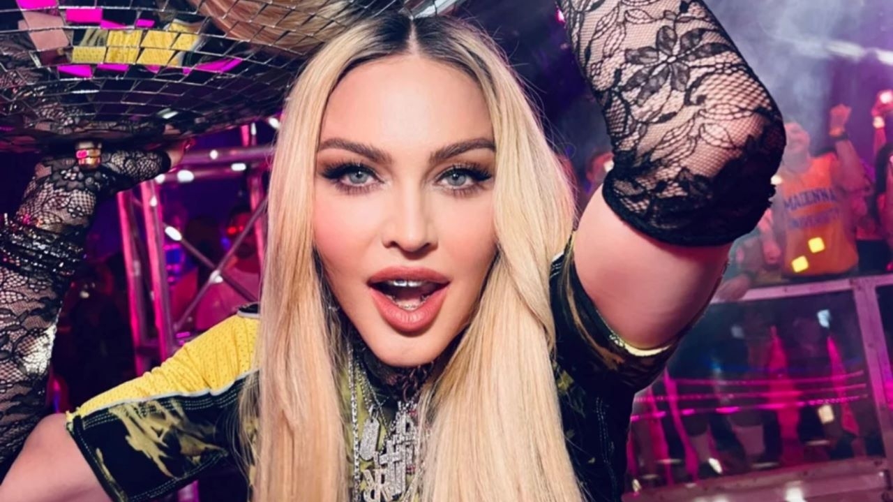 Anitta e Madonna farão duetos em Copacabana com 'Faz Gostoso' Lorena Bueri
