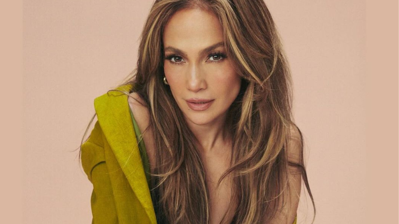 Jennifer Lopez aparece usando a icônica calça cargo Lorena Bueri