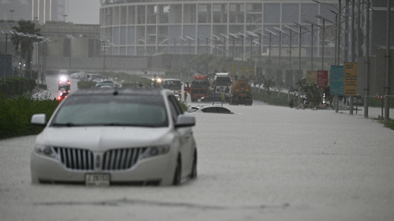 Tempestades intensas cancelam voos em Dubai Lorena Bueri