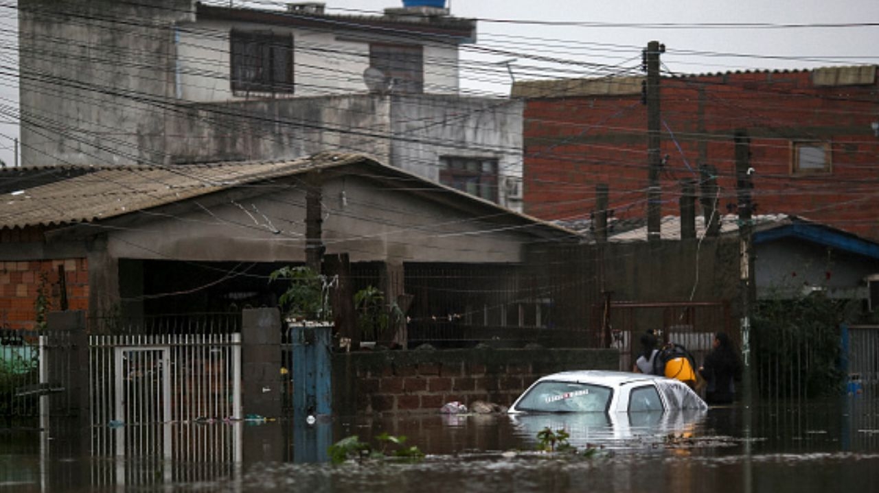 Guaíba atinge 4,56 metros e Porto Alegre decreta calamidade pública Lorena Bueri