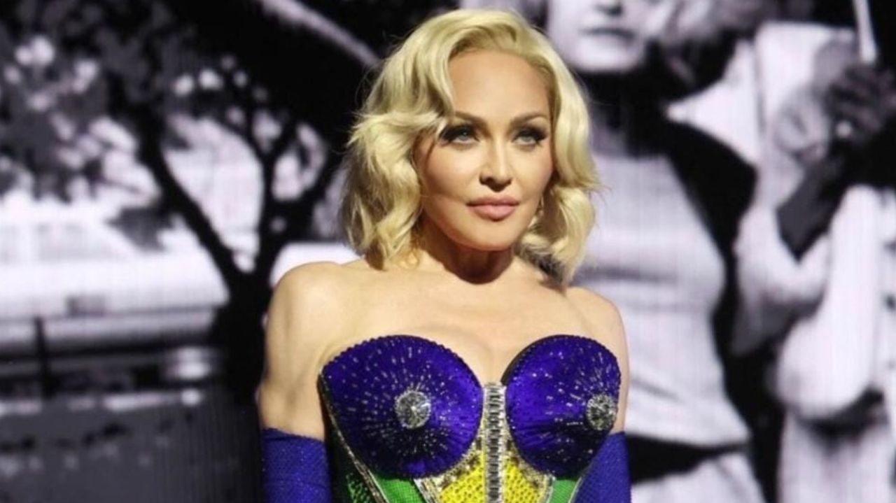 Madonna deixa o Brasil e acena para fãs na porta do hotel Lorena Bueri