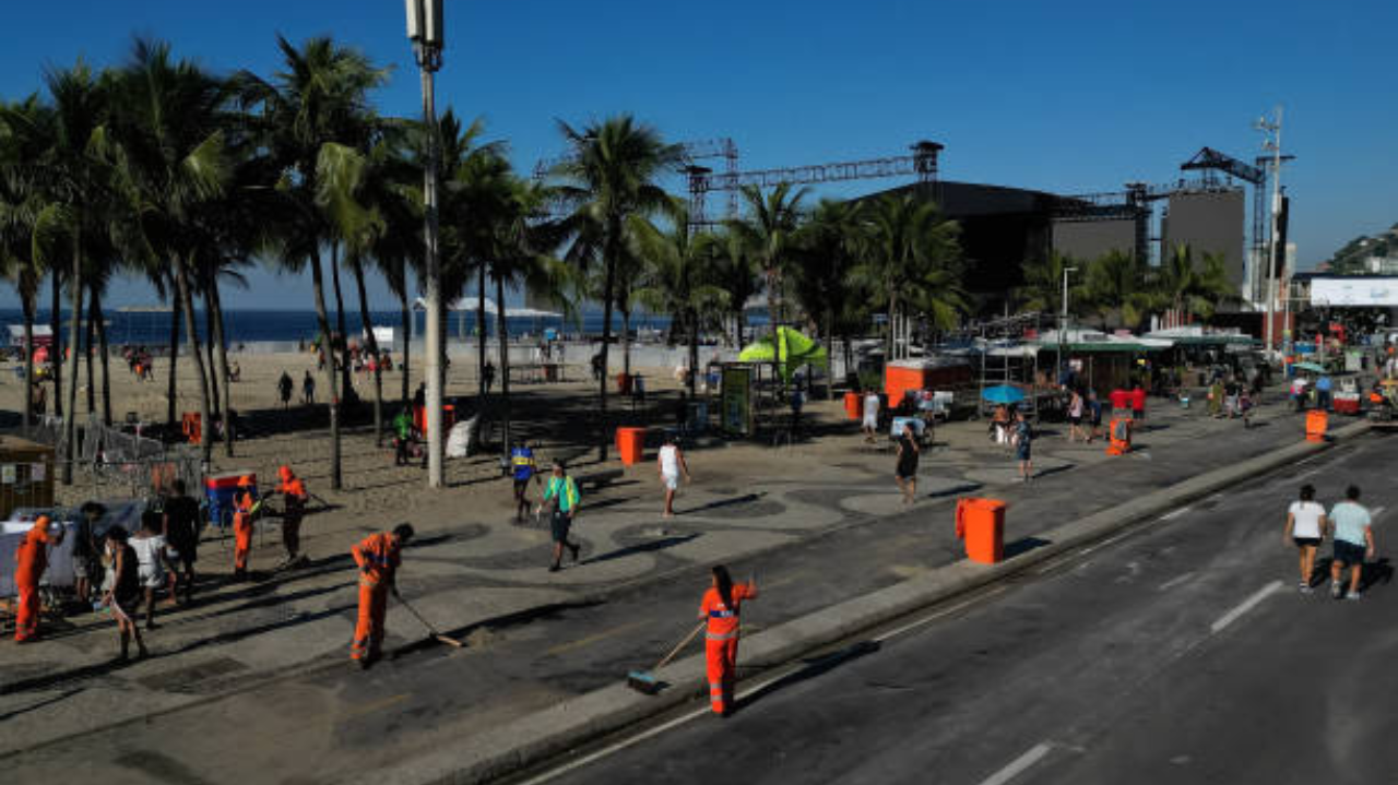 Mais de 250 toneladas de lixo foram retiradas após show da Madonna em Copacabana Lorena Bueri