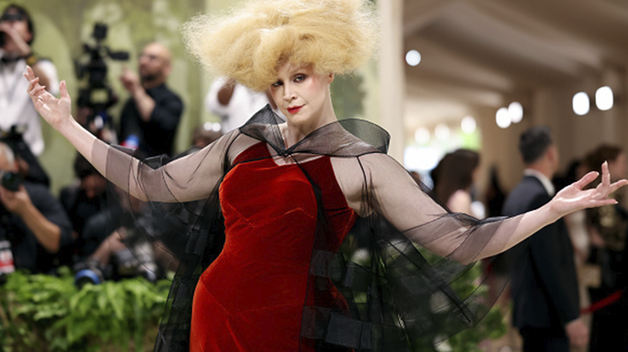  Gwendoline Christie chega ao Met Gala chamando a atenção com visual teatral Lorena Bueri