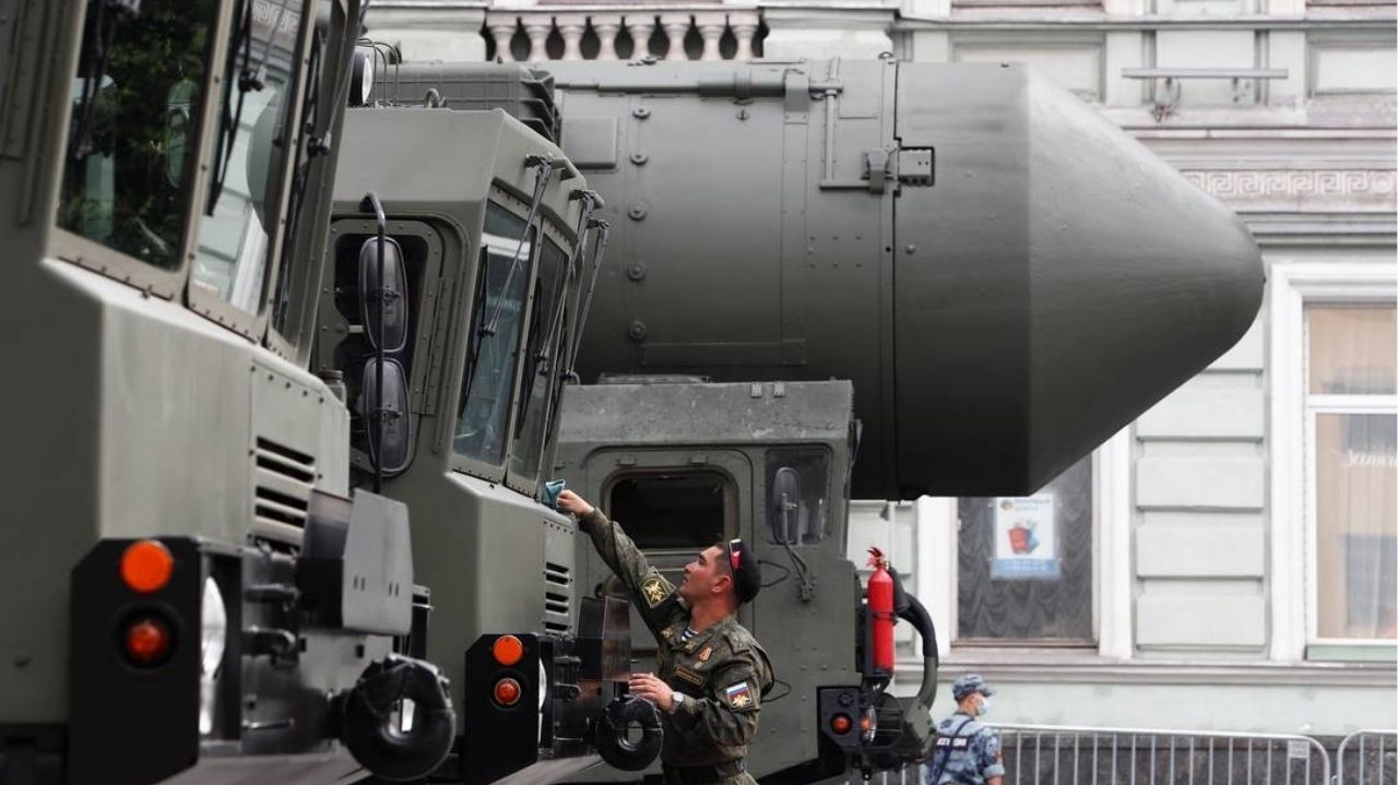 Putin inclui armas nucleares nos treinamentos de militares russos Lorena Bueri